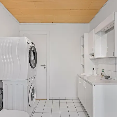 Bright And Spacious 3 Bedroom With Balcony Close To The 公寓