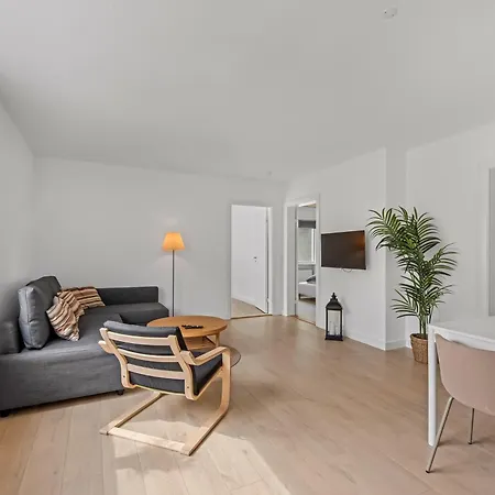 Bright And Spacious 3 Bedroom With Balcony Close To The 公寓