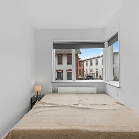 Bright And Spacious 3 Bedroom With Balcony Close To The *