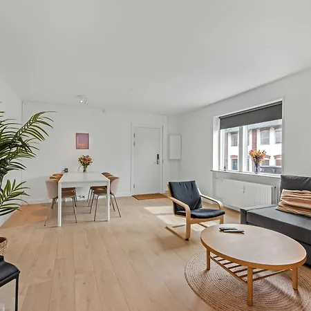 Bright And Spacious 3 Bedroom With Balcony Close To The *