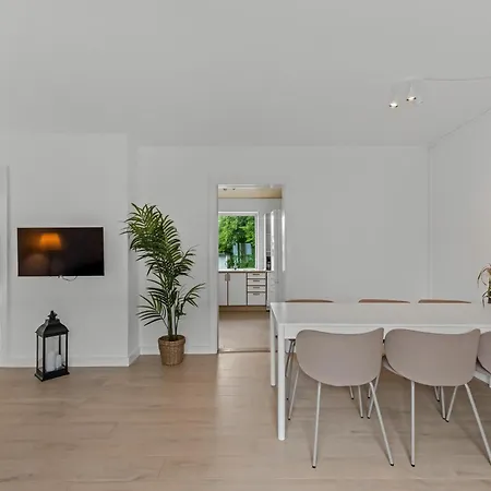 公寓 Bright And Spacious 3 Bedroom With Balcony Close To The 奥本罗