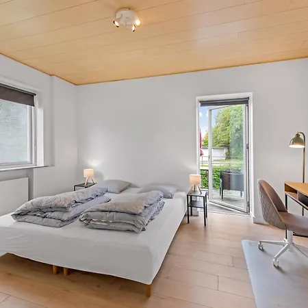 Bright And Spacious 3 Bedroom With Balcony Close To The