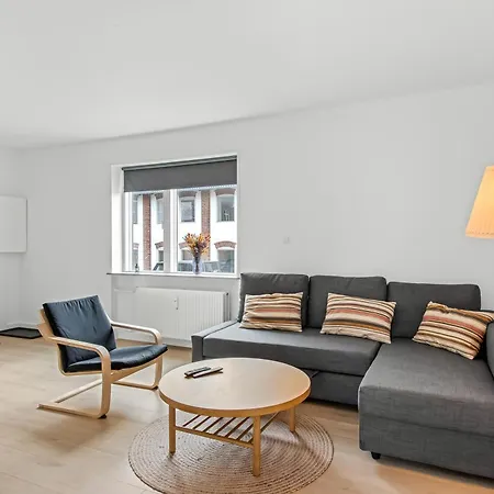 Bright And Spacious 3 Bedroom With Balcony Close To The *