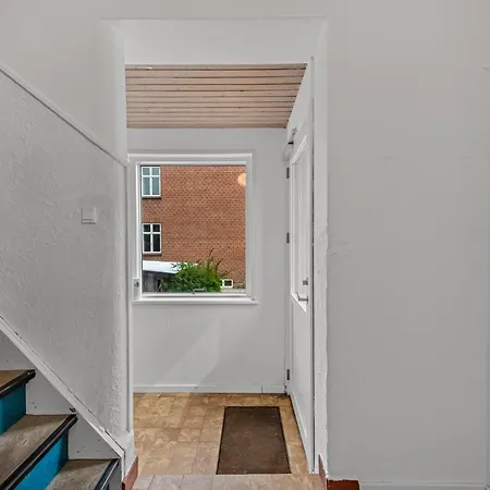 Bright And Spacious 3 Bedroom With Balcony Close To The 公寓