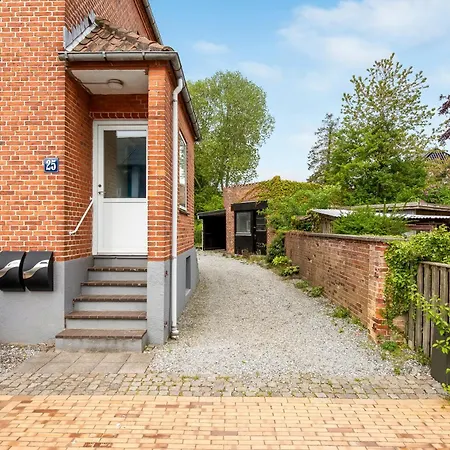 Bright And Spacious 3 Bedroom With Balcony Close To The 奥本罗