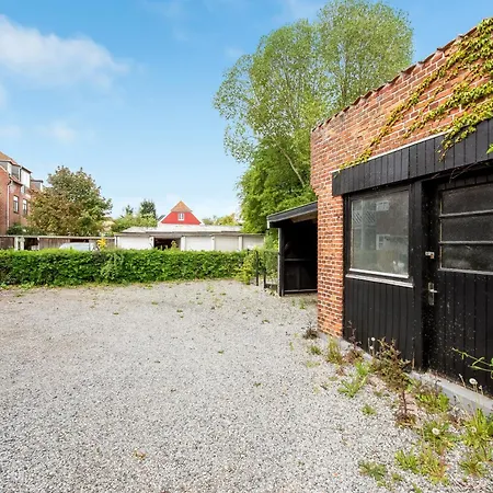 Bright And Spacious 3 Bedroom With Balcony Close To The *