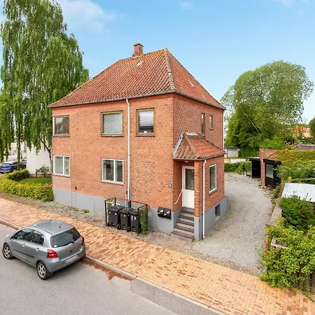 Bright And Spacious 3 Bedroom With Balcony Close To The *